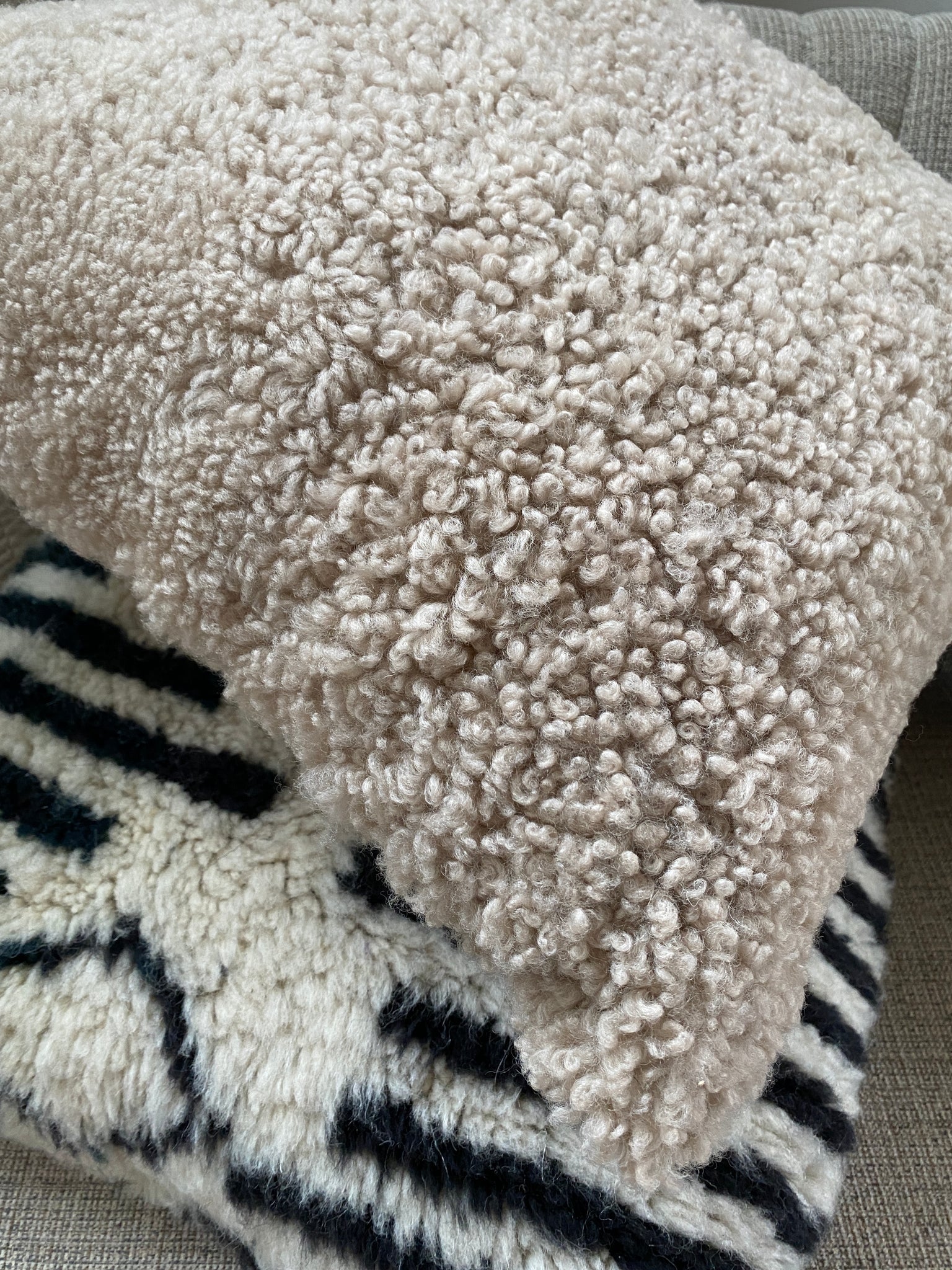 20” x 20” Tan Shearling Sheepskin Pillowcase - Image 7