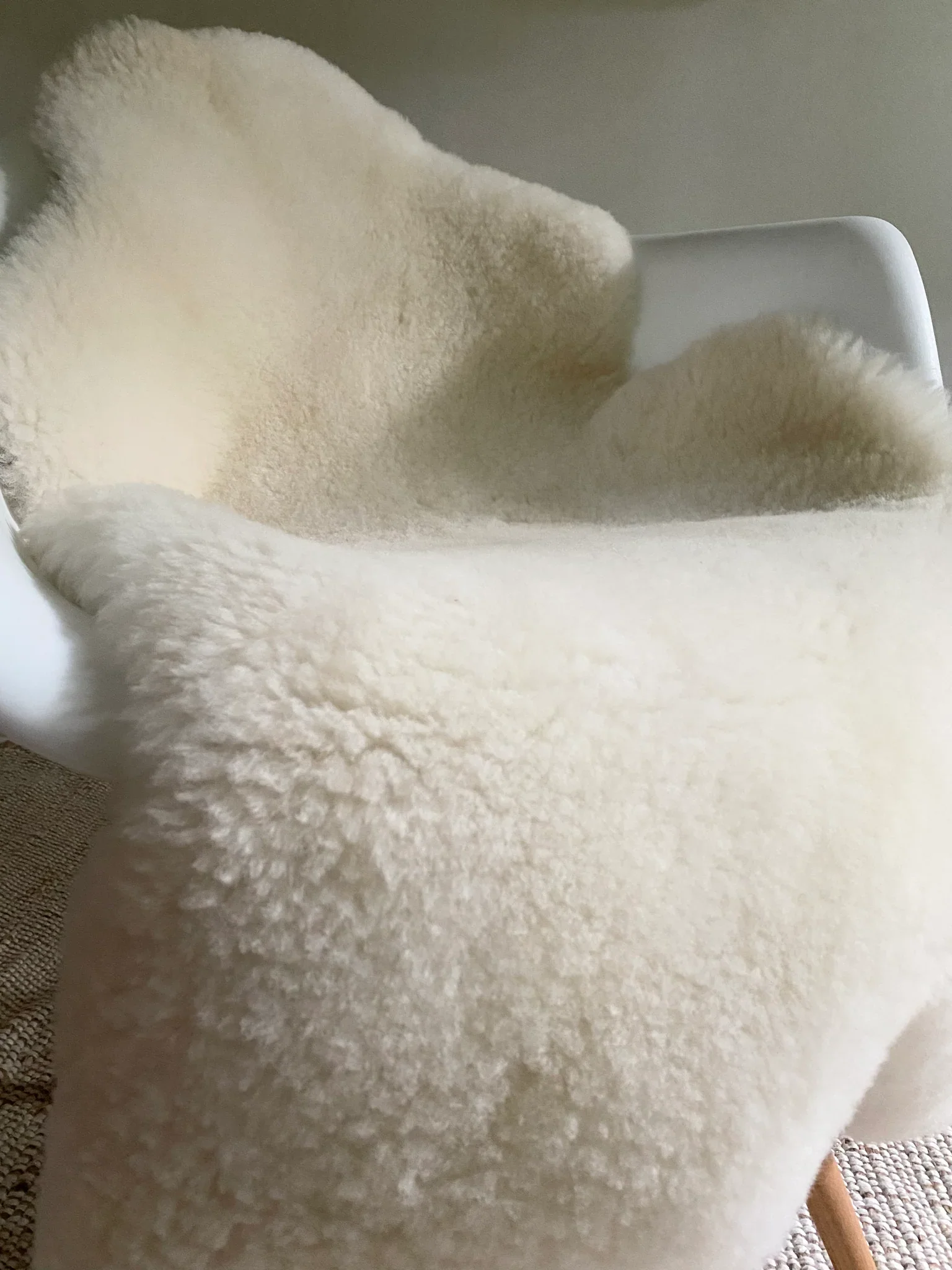 Short Fur Ivory Sheepskin - Image 7
